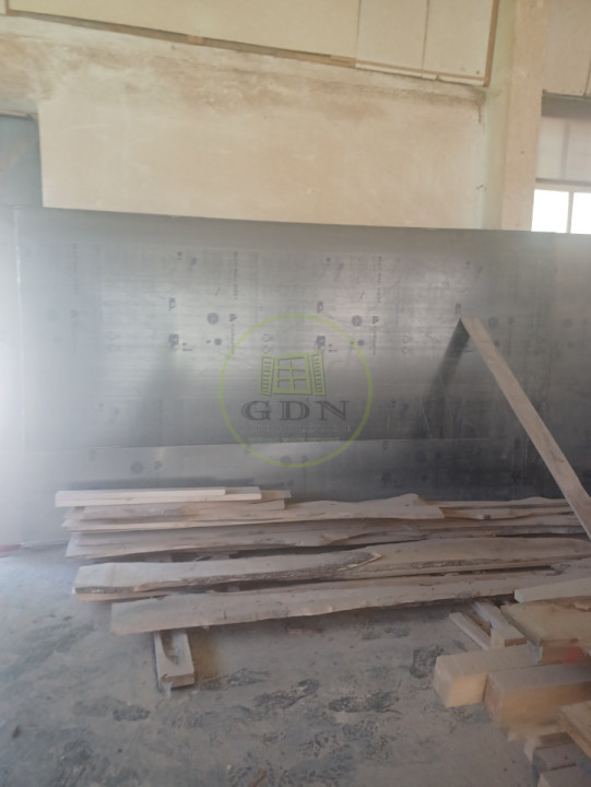 De vanzare fabrica mobilier lemn masiv sculptat + confectii metalice 