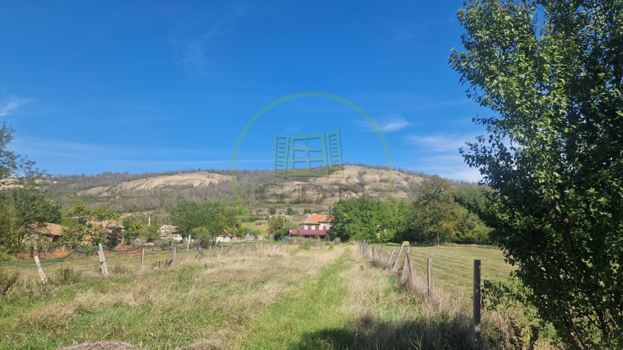Casa de vanzare 96 mp+2200 mp teren, LOC. Colibi