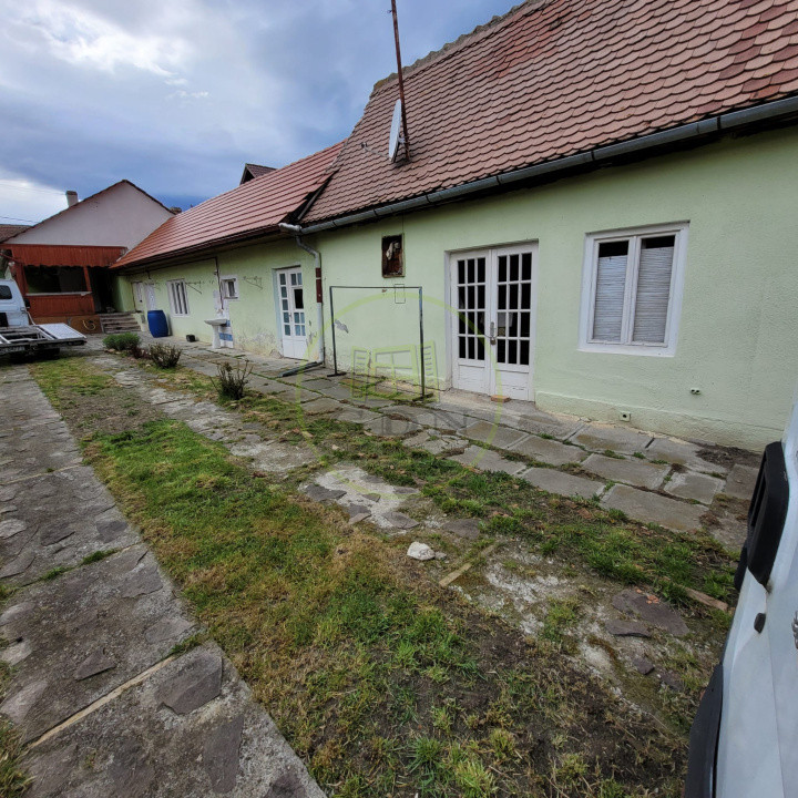 Casa la tara, Apoldul de Sus, 4 camere dormitoare, anexe, pivnita, teren 1200 mp