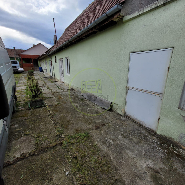 Casa la tara, Apoldul de Sus, 4 camere dormitoare, anexe, pivnita, teren 1200 mp