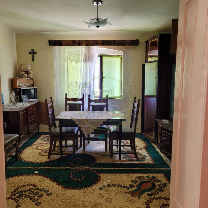 Casa la tara, Apoldul de Sus, 4 camere dormitoare, anexe, pivnita, teren 1200 mp