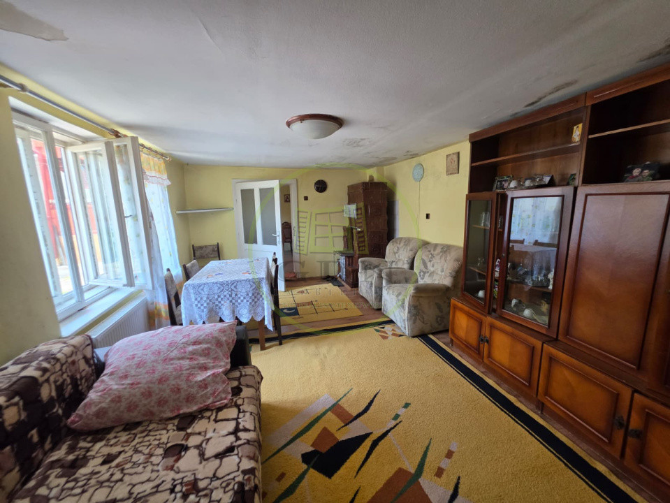 Casa la tara, Apoldul de Sus, 4 camere dormitoare, anexe, pivnita, teren 1200 mp