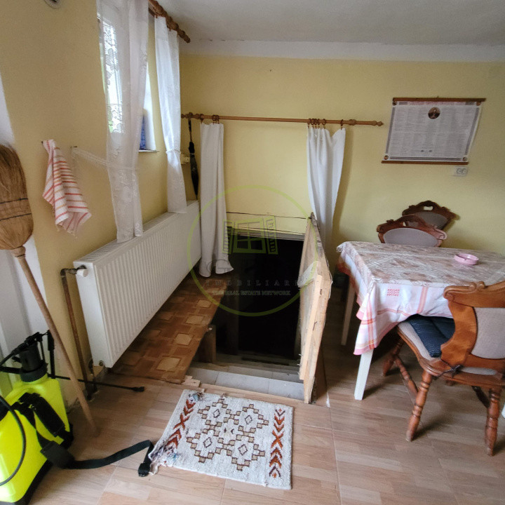 Casa la tara, Apoldul de Sus, 4 camere dormitoare, anexe, pivnita, teren 1200 mp