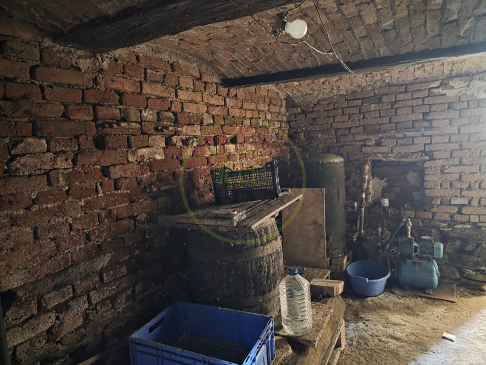Casa la tara, Apoldul de Sus, 4 camere dormitoare, anexe, pivnita, teren 1200 mp