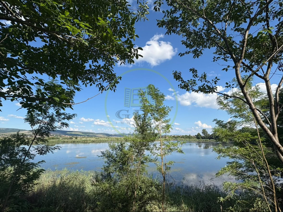 Casă cu teren de 1.651 mp și ieșire directă la lac | Feldioara, Brașov