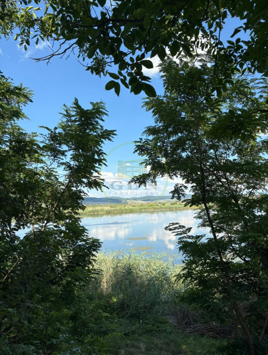 Casă cu teren de 1.651 mp și ieșire directă la lac | Feldioara, Brașov