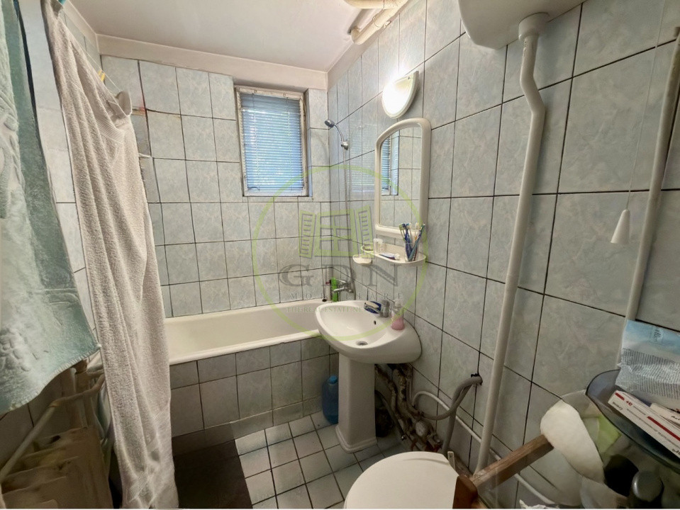 Apartament 3 camere, cartier Rovine, zona Borcanul cu miere