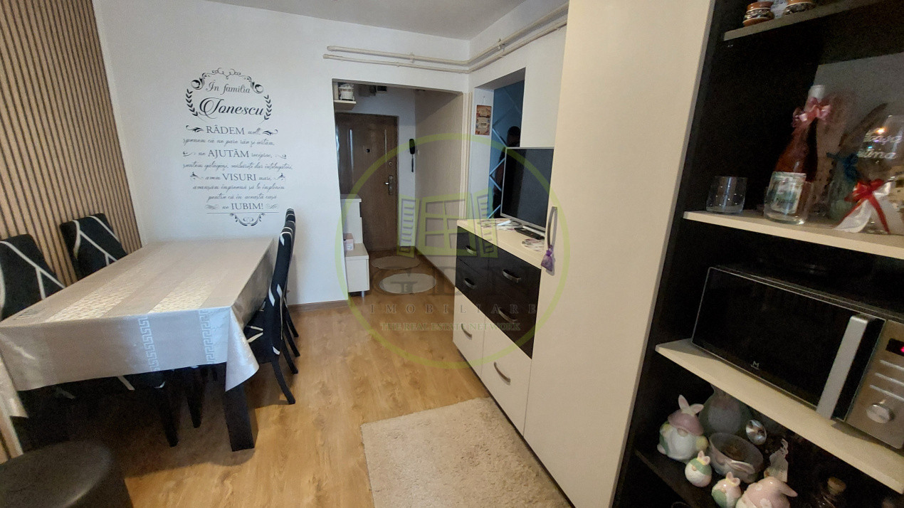 Apartament doua camere decomandat, etajul 7, cartier Craiovita, zona Triaj