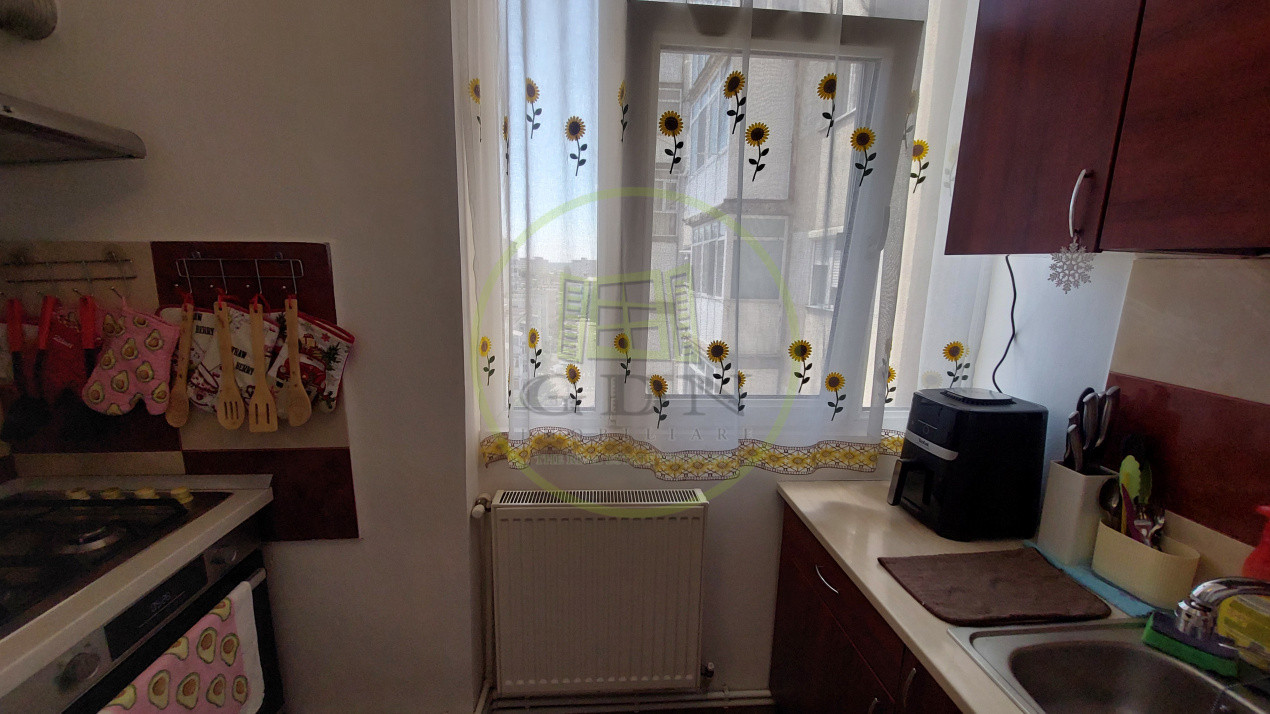 Apartament doua camere decomandat, etajul 7, cartier Craiovita, zona Triaj