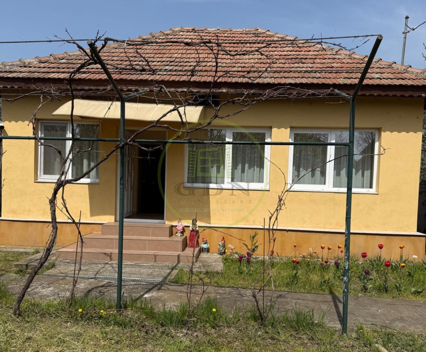 Casa 2 camere, teren 1090 mp, localitatea Pielesti