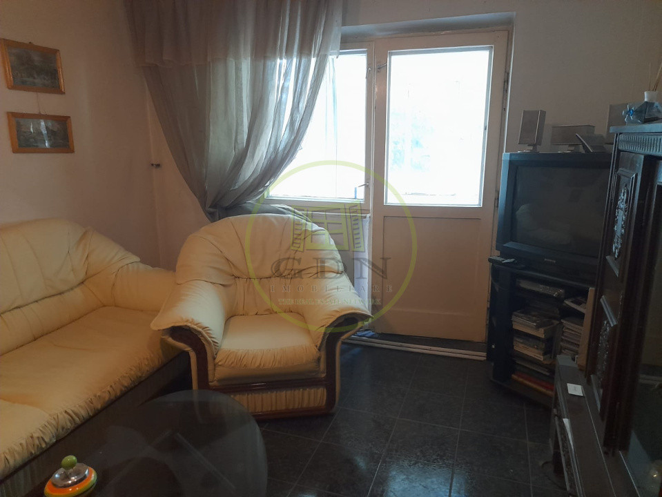 Apartament 4 camere  etaj1 de vanzare  pe  B-dul unirii  in  Fagaras jud. Brasov