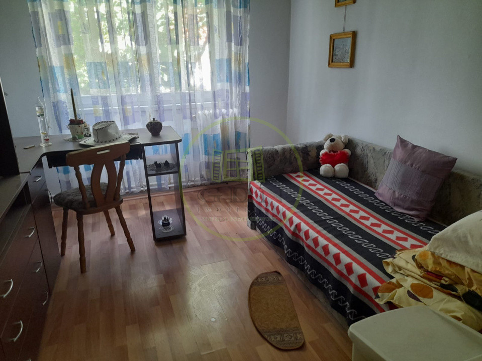 Apartament 4 camere  etaj1 de vanzare  pe  B-dul unirii  in  Fagaras jud. Brasov