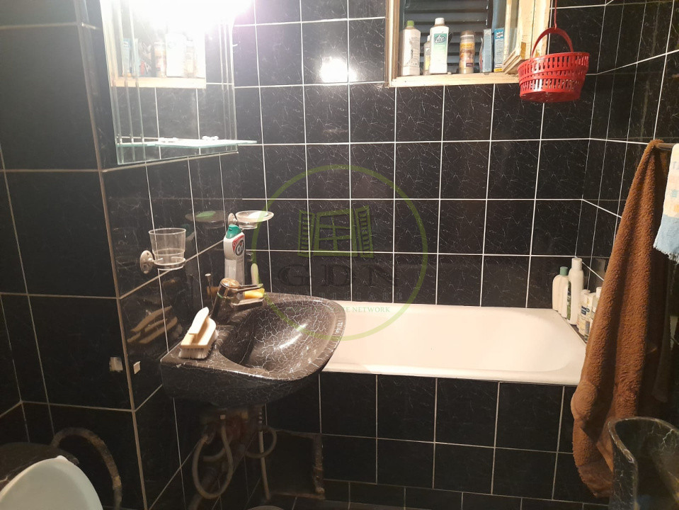 Apartament 4 camere  etaj1 de vanzare  pe  B-dul unirii  in  Fagaras jud. Brasov