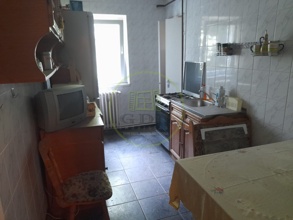Apartament 4 camere  etaj1 de vanzare  pe  B-dul unirii  in  Fagaras jud. Brasov
