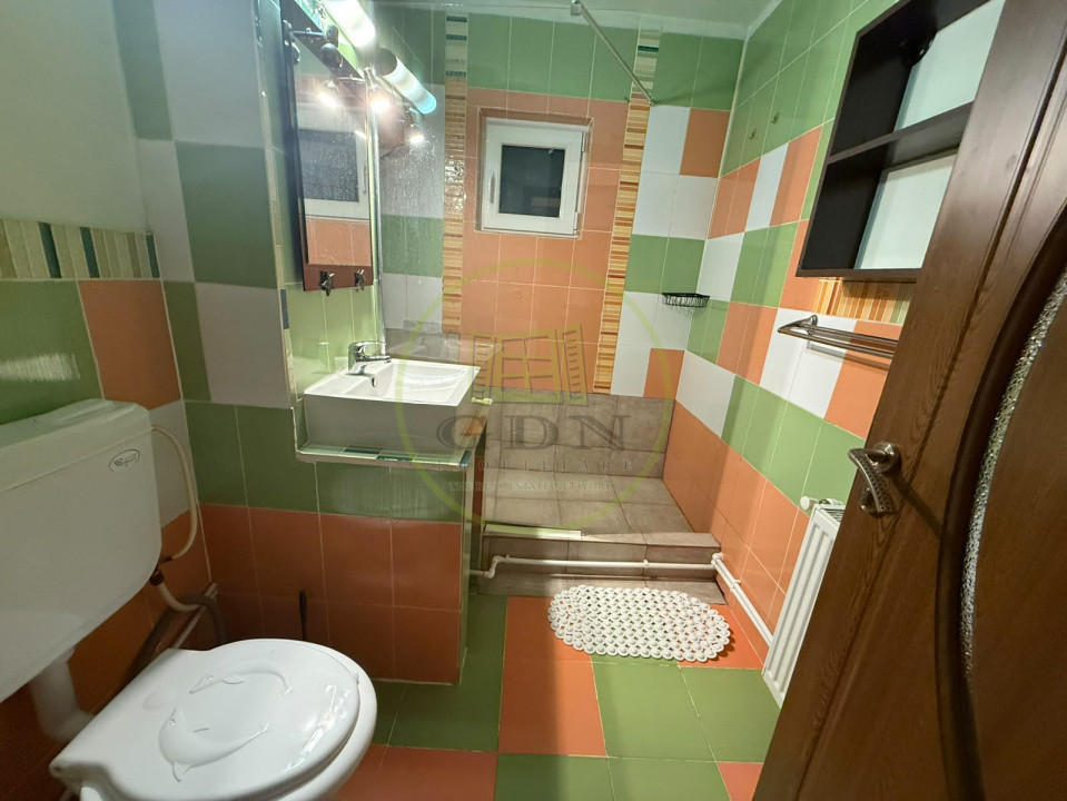 Apartament 3 camere, deccomandat, 54 mp, Rovine, Zona Garii