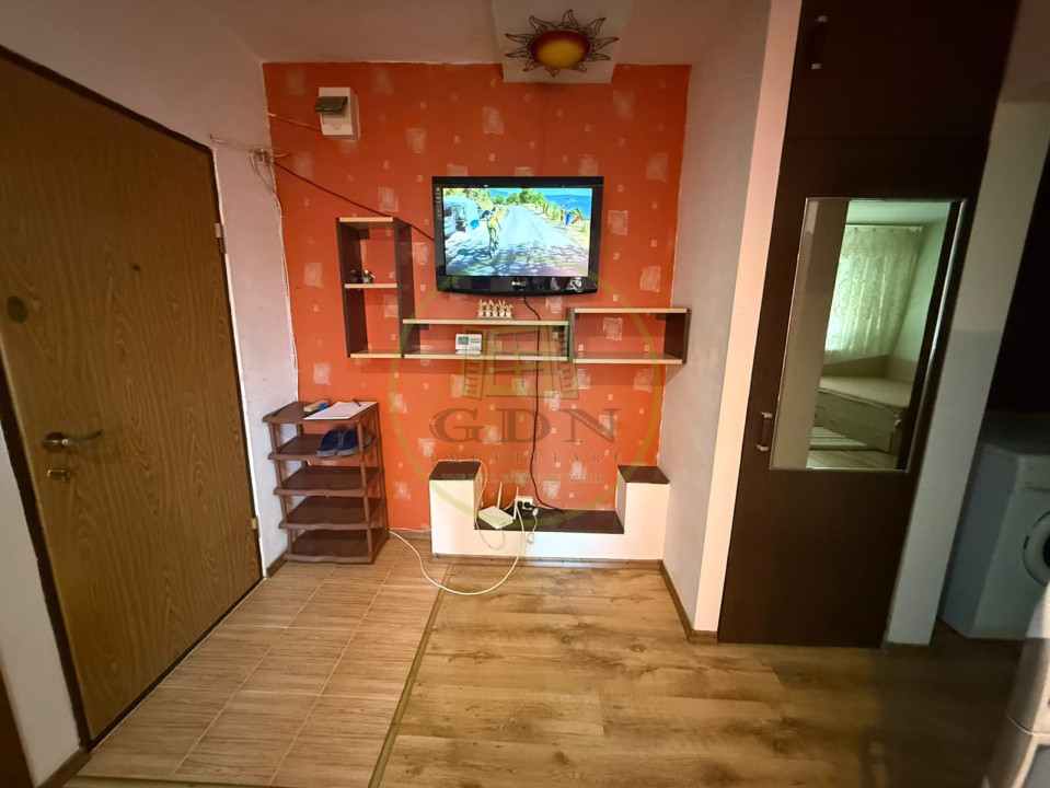 Apartament 3 camere, deccomandat, 54 mp, Rovine, Zona Garii