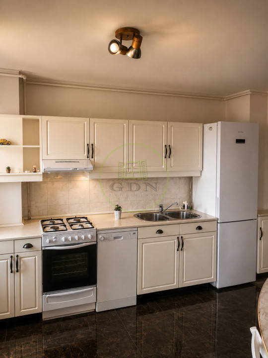 Apartament 3 camere de închiriat Aula Universității Onix Brașov