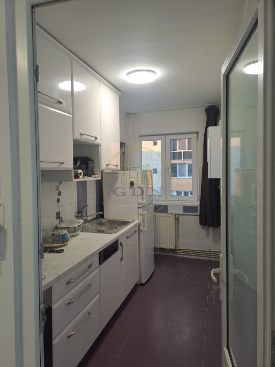 Apartament spațios cu 2 camere decomandate, de închiriat in cartierul V.Aaron