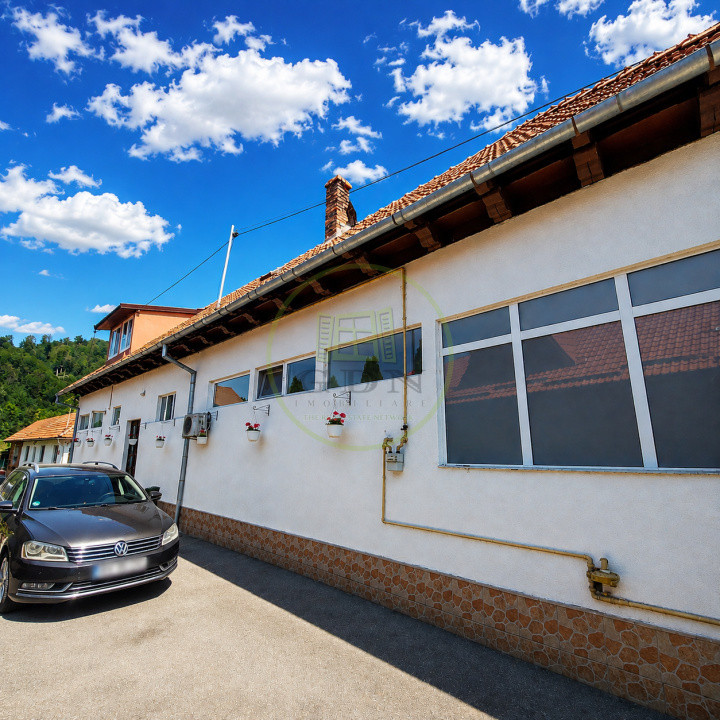 Proprietate deosebită în Zărnești – Două case, spațiu comercial și teren generos