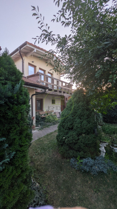 Proprietate unică în Piața Cluj - 5 camere, o bucătărie + o chicinetă, 3 băi