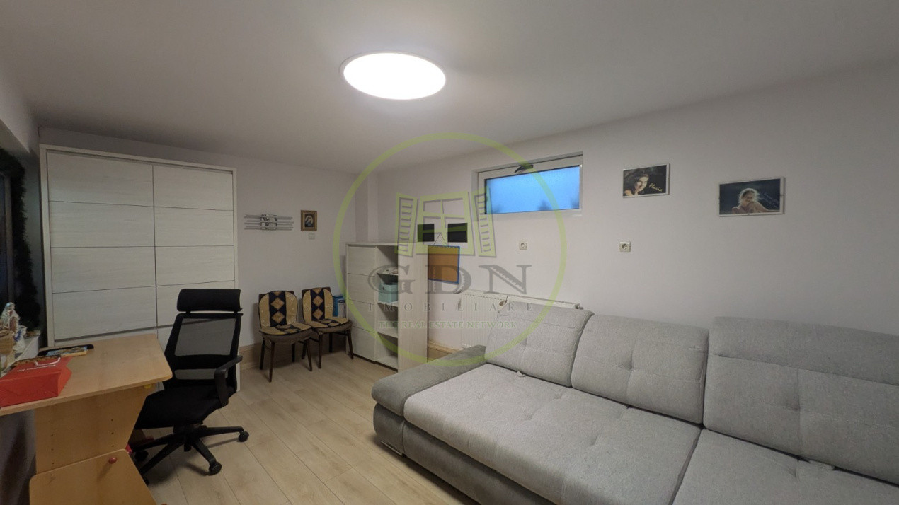 Proprietate unică în Piața Cluj - 5 camere, o bucătărie + o chicinetă, 3 băi