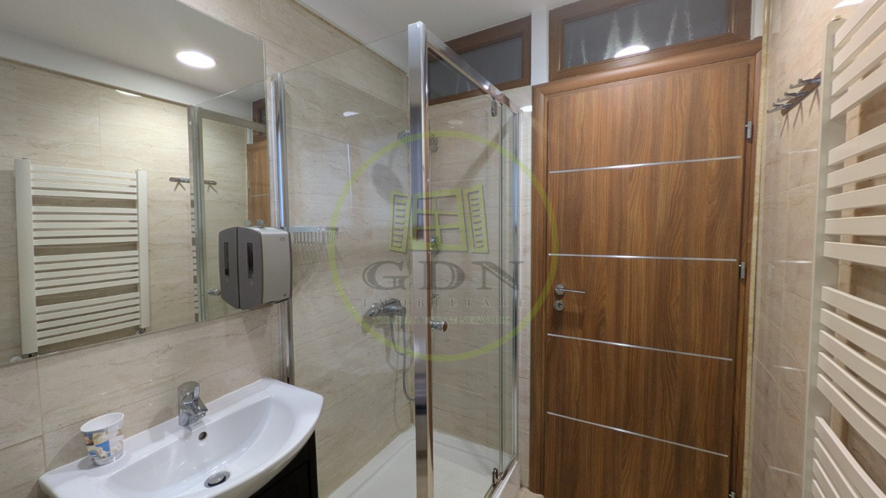 Proprietate unică în Piața Cluj - 5 camere, o bucătărie + o chicinetă, 3 băi
