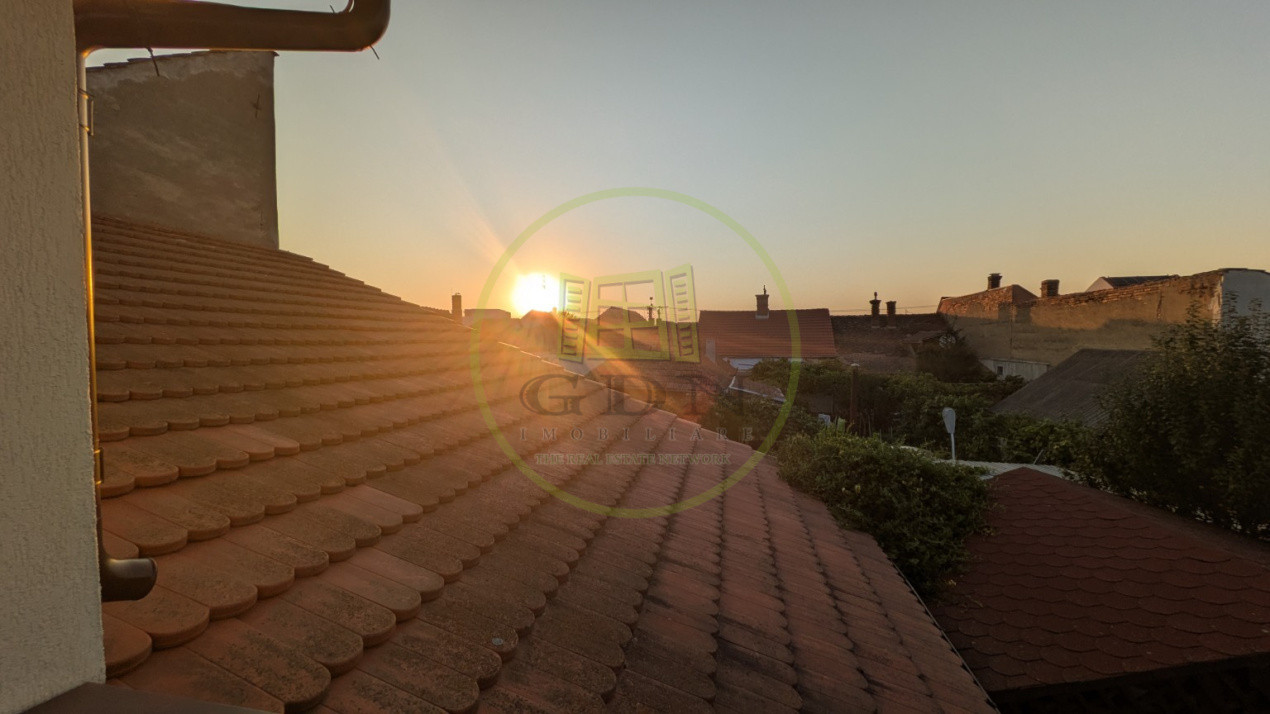 Proprietate unică în Piața Cluj - 5 camere, o bucătărie + o chicinetă, 3 băi