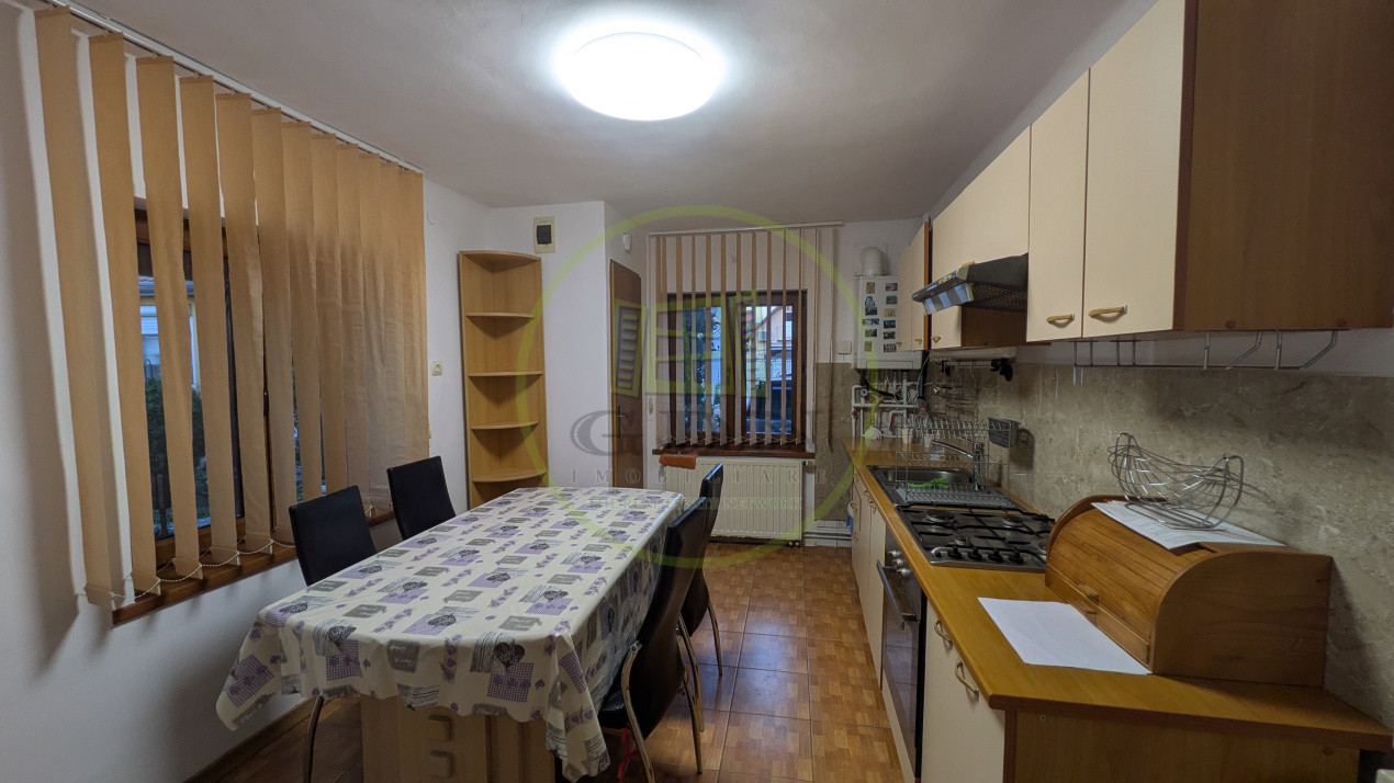 Proprietate unică în Piața Cluj - 5 camere, o bucătărie + o chicinetă, 3 băi