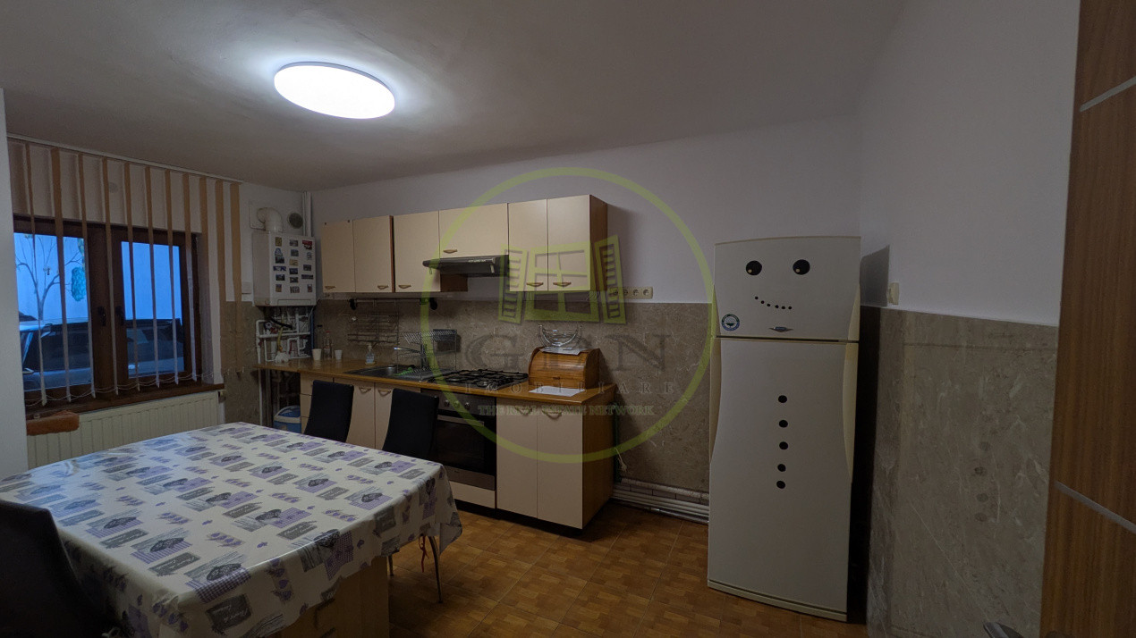Proprietate unică în Piața Cluj - 5 camere, o bucătărie + o chicinetă, 3 băi