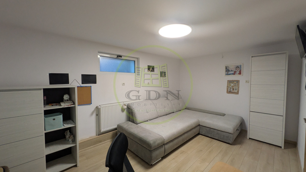 Proprietate unică în Piața Cluj - 5 camere, o bucătărie + o chicinetă, 3 băi