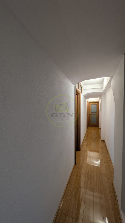 Proprietate unică în Piața Cluj - 5 camere, o bucătărie + o chicinetă, 3 băi