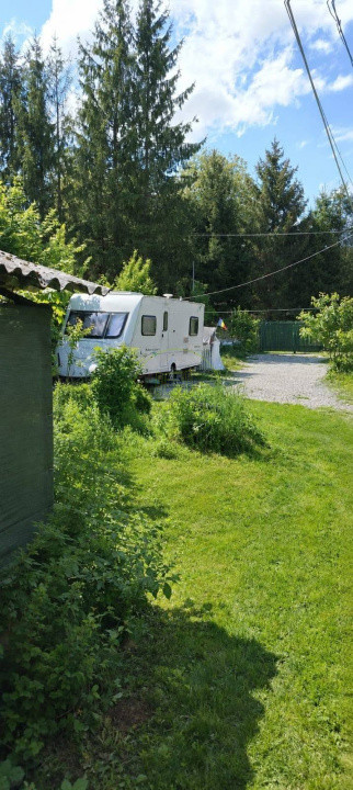 Teren intravilan cu poveste la Tocile - 1100 mp cu livadă, cabană + rulotă