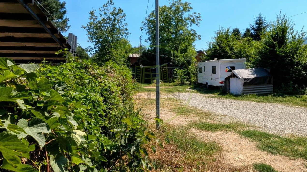 Teren intravilan cu poveste la Tocile - 1100 mp cu livadă, cabană + rulotă