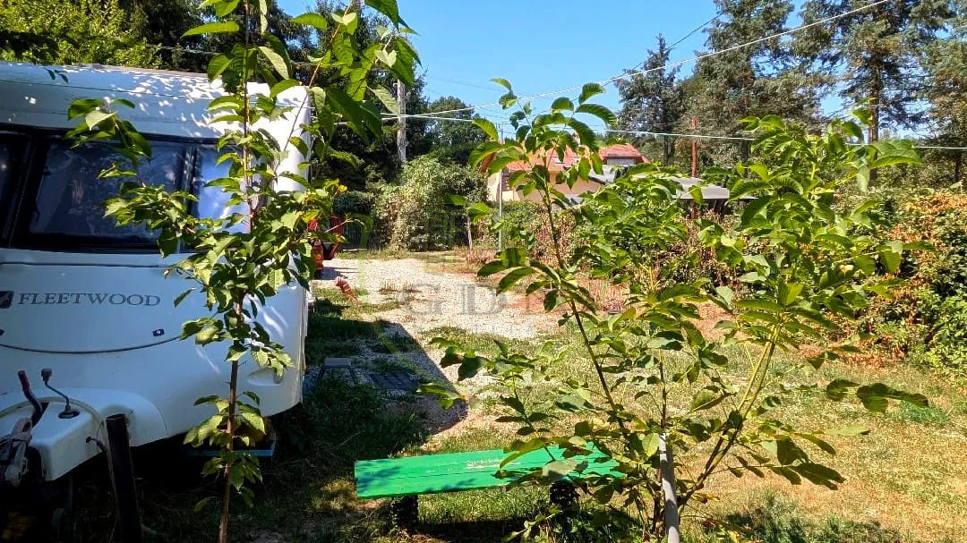 Teren intravilan cu poveste la Tocile - 1100 mp cu livadă, cabană + rulotă