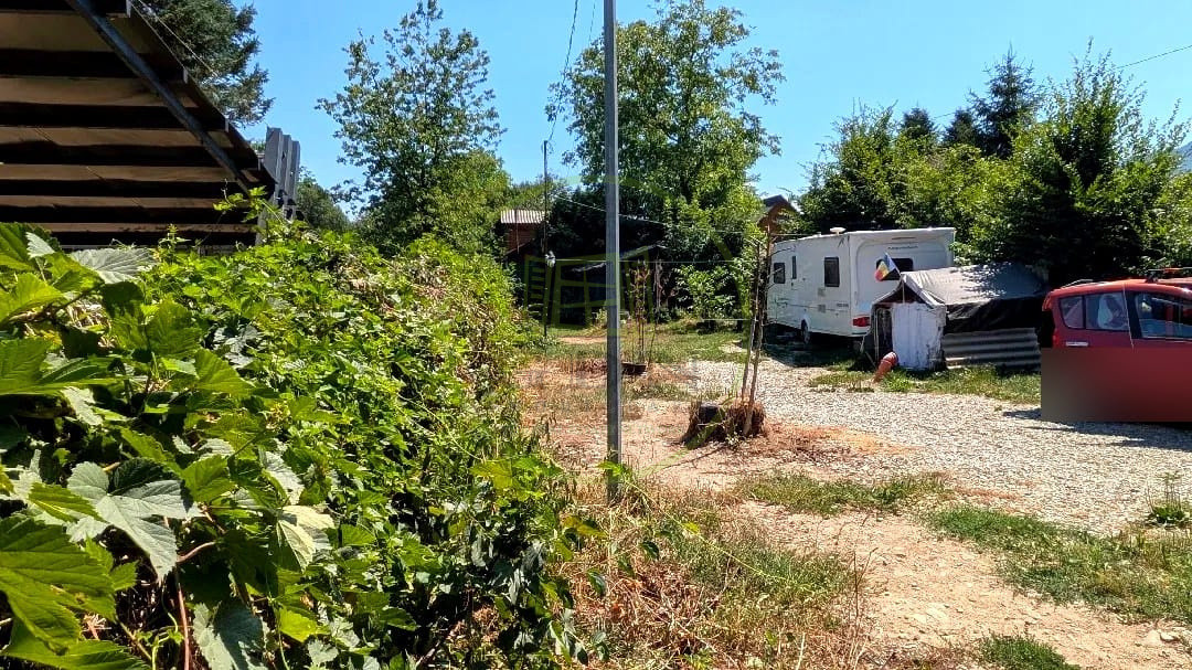 Teren intravilan cu poveste la Tocile - 1100 mp cu livadă, cabană + rulotă