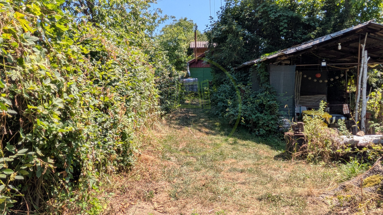 Teren intravilan cu poveste la Tocile - 1100 mp cu livadă, cabană + rulotă