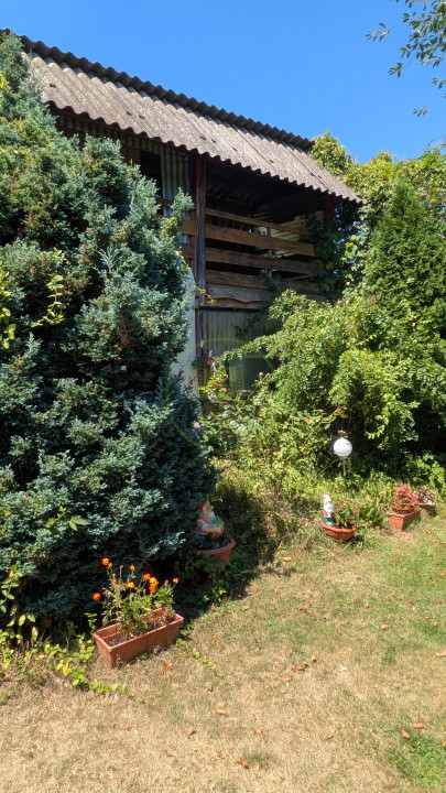 Teren intravilan cu poveste la Tocile - 1100 mp cu livadă, cabană + rulotă