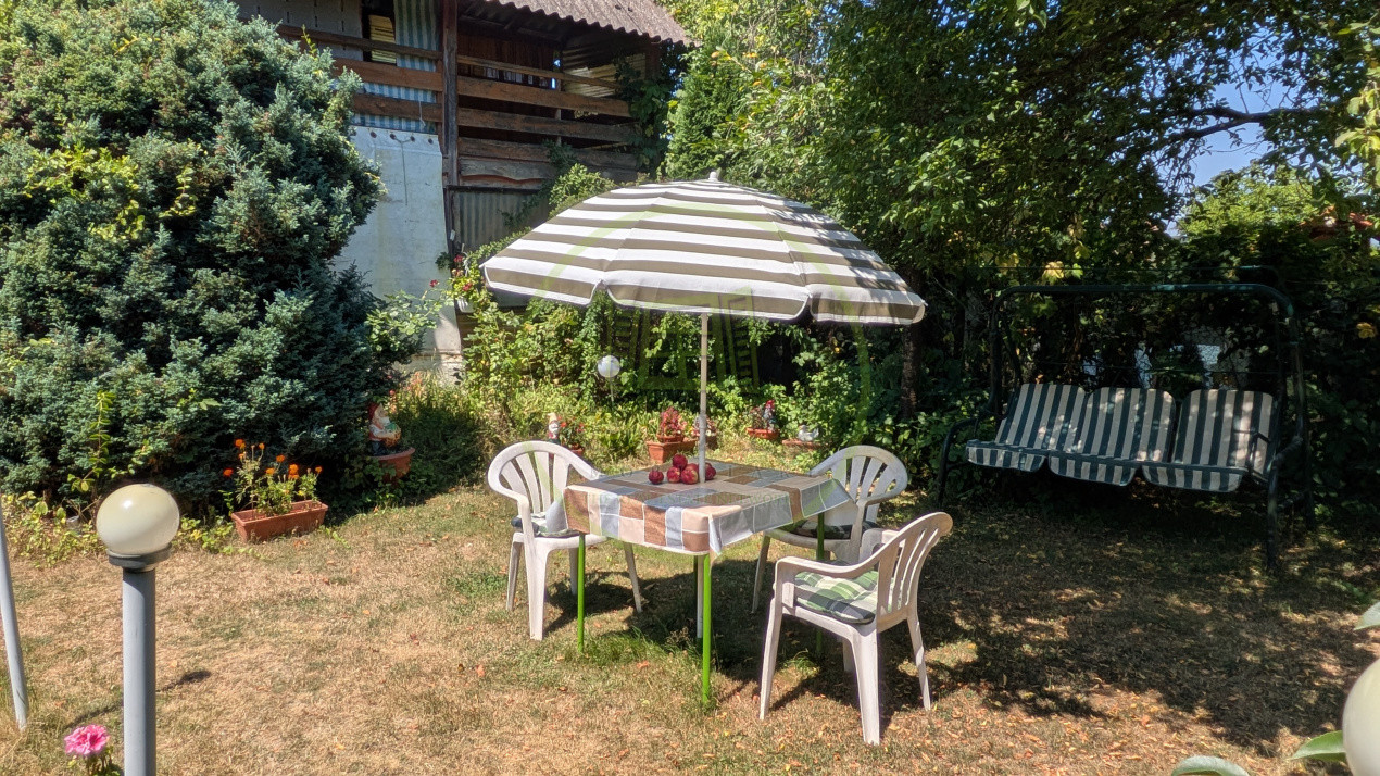 Teren intravilan cu poveste la Tocile - 1100 mp cu livadă, cabană + rulotă