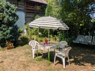 Teren intravilan cu poveste la Tocile - 1100 mp cu livadă, cabană + rulotă