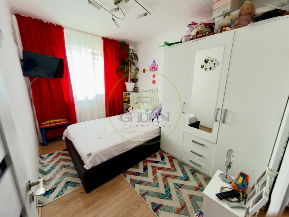 Apartament 4 camere, semidecomandat, cartier Craiovita Noua, zona Fortuna