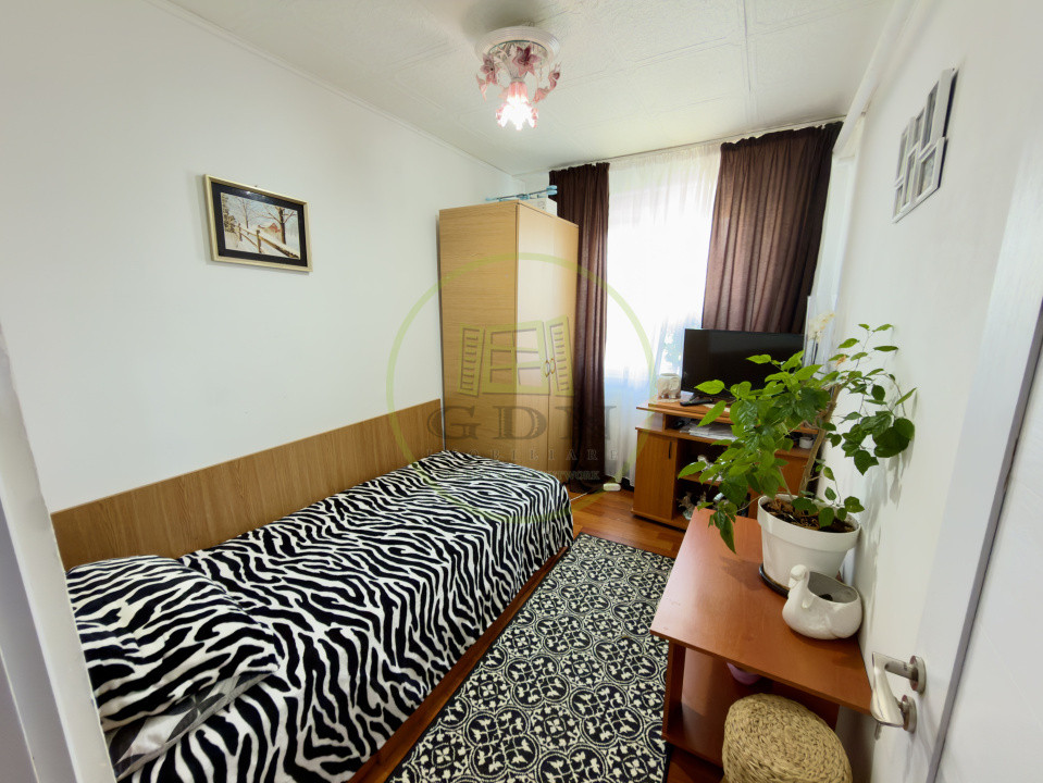 Apartament 4 camere, semidecomandat, cartier Craiovita Noua, zona Fortuna