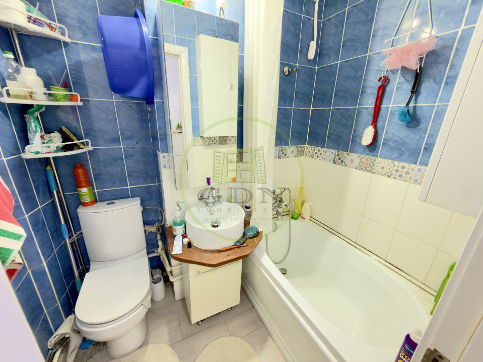 Apartament 4 camere, semidecomandat, cartier Craiovita Noua, zona Fortuna