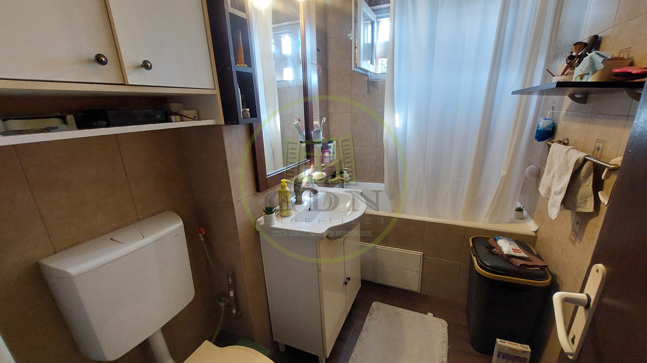 Apartament 3 camere semidecomandat, 68 mp, etajul 3, Valea Rosie, zona Scoala 42
