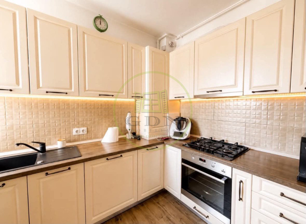 Vând apartament 3 camere TRACTORUL Brașov