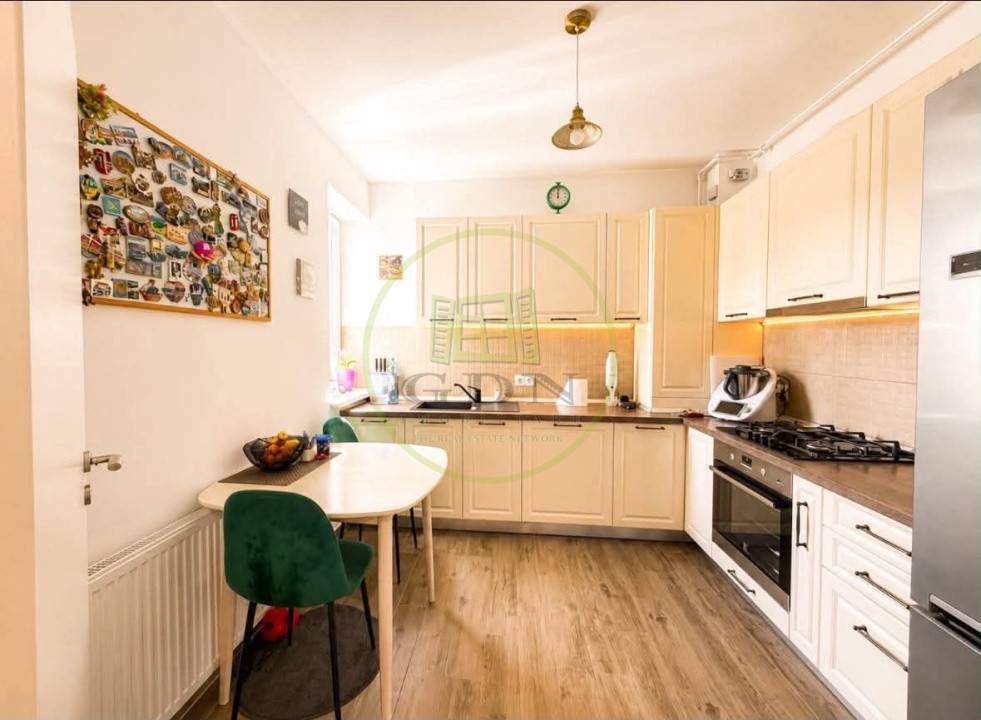 Vând apartament 3 camere TRACTORUL Brașov