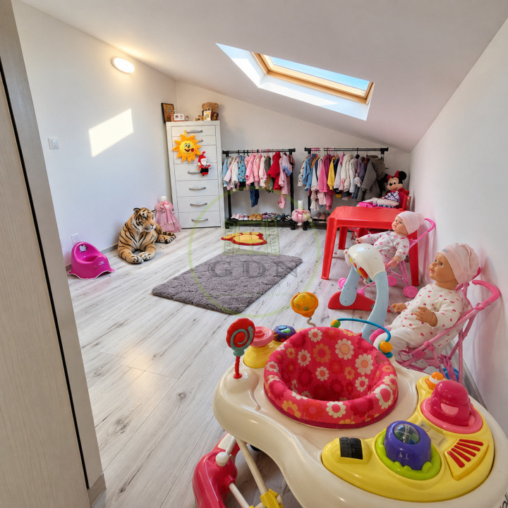 Vând apartament 3 camere Râșnov