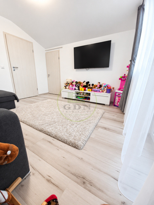 Vând apartament 3 camere Râșnov