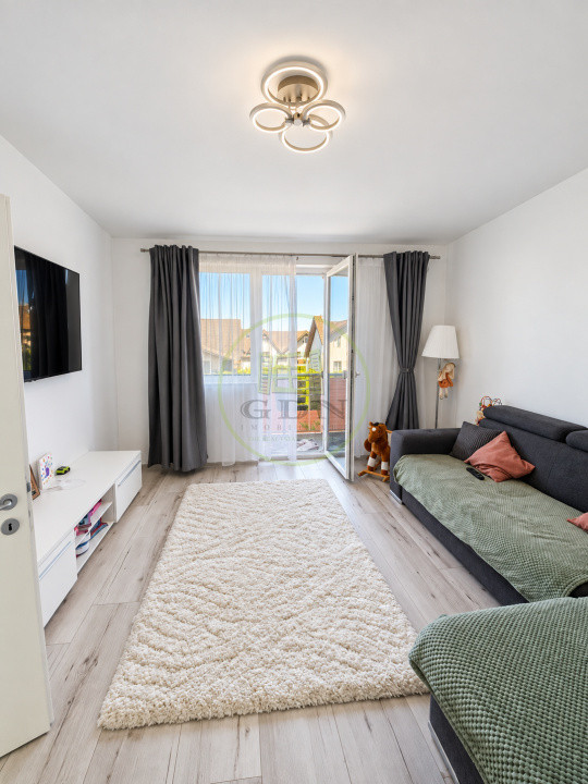 Vând apartament 3 camere Râșnov