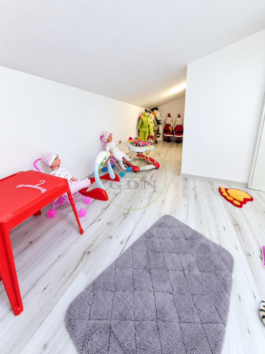 Vând apartament 3 camere Râșnov