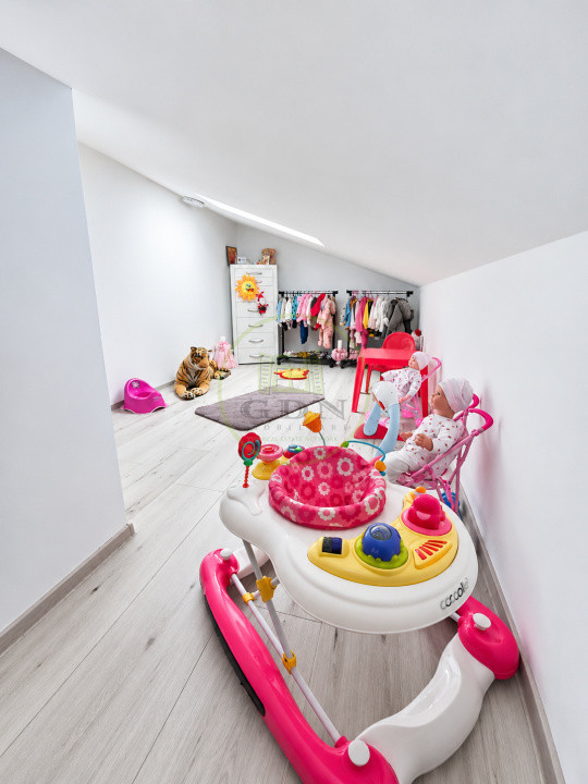 Vând apartament 3 camere Râșnov